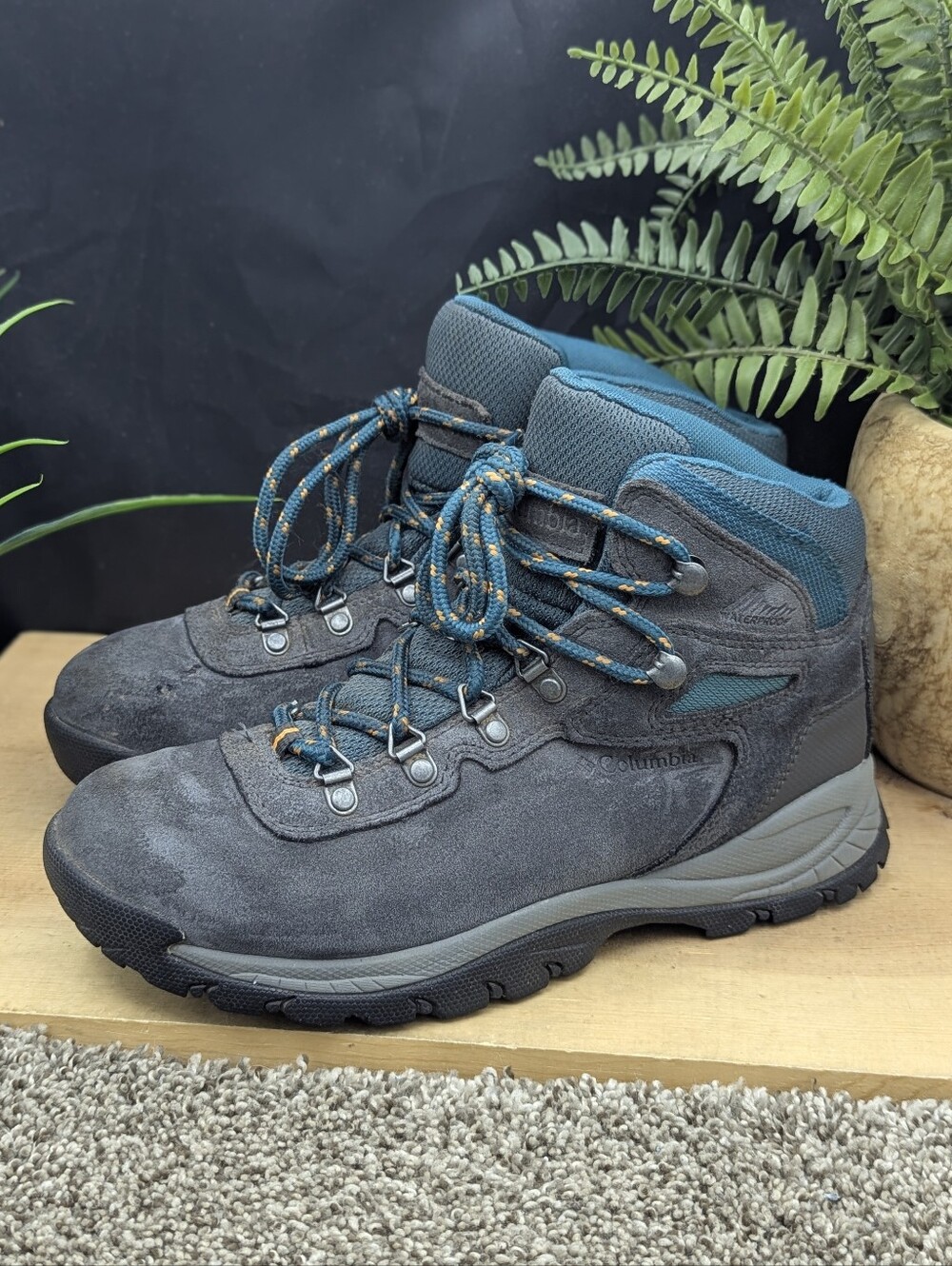 Columbia Newton Ridge Women's Size 8.5 Hiking Camping Boots Walking Hunting